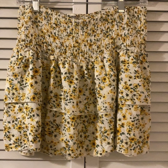Cute Mini Skirt with Flower Print - Picture 3 of 4